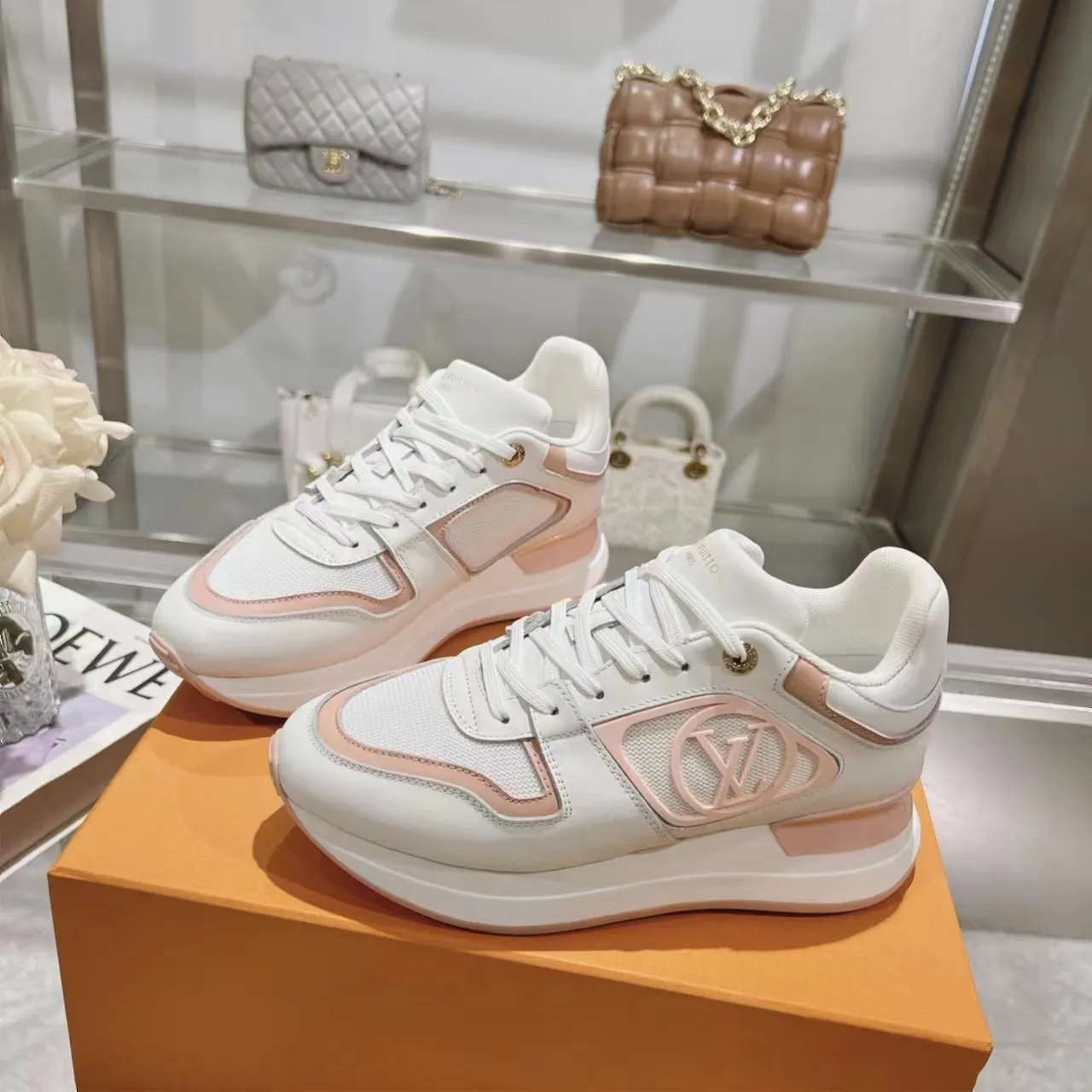[L Family] P: 760💰Size 35-42 for women, 39-46 for men, (41.42 for women, 45.46 for men, customized) .LV Donkey Brand 🔥🔥LOUIS VUITTON Louis Vuitton's official website synchronizes the 2025 autumn and winter couple's models, which are now on the market, this Neo Run Away sneakers are inspired by running shoes, integrating LV's iconic must-have shoes into the trend. This version is a 1:1 replica of the original version. It is made of two-tone calfskin to highlight its simple lines and unique wedge outsole. Key details include the LV initials on the side and an engraved gold heel stabilizer on the back plus a 2cm hidden insole.